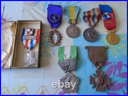 10 Decorations Civiles Et Militaires. (1 Croix De Guerre Funeraire)