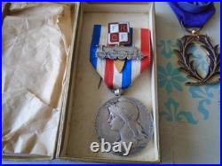 10 Decorations Civiles Et Militaires. (1 Croix De Guerre Funeraire)
