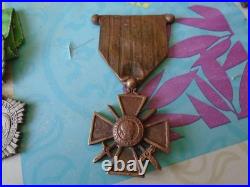 10 Decorations Civiles Et Militaires. (1 Croix De Guerre Funeraire)