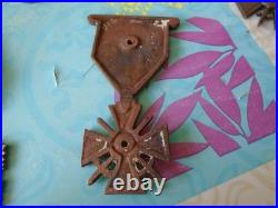 10 Decorations Civiles Et Militaires. (1 Croix De Guerre Funeraire)