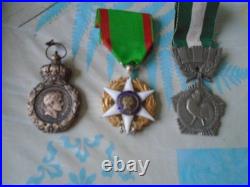 10 Decorations Civiles Et Militaires. (1 Croix De Guerre Funeraire)