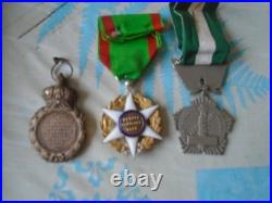 10 Decorations Civiles Et Militaires. (1 Croix De Guerre Funeraire)