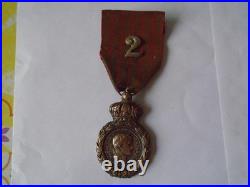 10 Decorations Civiles Et Militaires. (1 Croix De Guerre Funeraire)