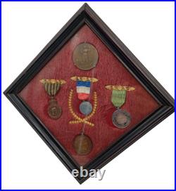 2.4/05/2025(REF24085) Superbe cadre avec anciennes médailles dont ST Helene 2.4/05/2025(REF24085) Superbe cadre avec anciennes médailles dont ST Helene