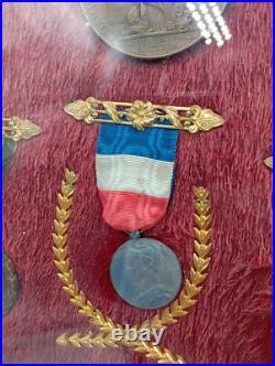 2.4/05/2025(REF24085) Superbe cadre avec anciennes médailles dont ST Helene