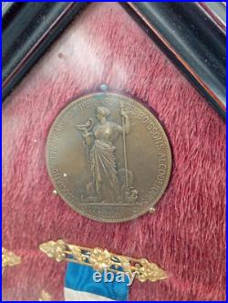 2.4/05/2025(REF24085) Superbe cadre avec anciennes médailles dont ST Helene