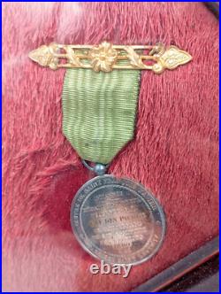 2.4/05/2025(REF24085) Superbe cadre avec anciennes médailles dont ST Helene