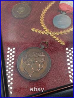 2.4/05/2025(REF24085) Superbe cadre avec anciennes médailles dont ST Helene