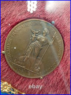 2.4/05/2025(REF24085) Superbe cadre avec anciennes médailles dont ST Helene