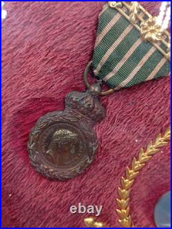 2.4/05/2025(REF24085) Superbe cadre avec anciennes médailles dont ST Helene