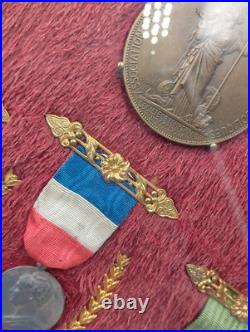 2.4/05/2025(REF24085) Superbe cadre avec anciennes médailles dont ST Helene