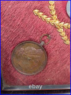 2.4/05/2025(REF24085) Superbe cadre avec anciennes médailles dont ST Helene