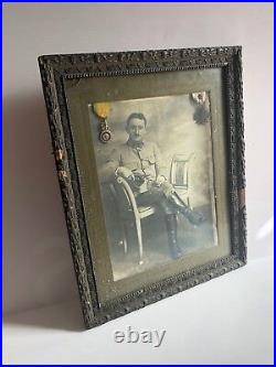 Ancien cadre avec photo de poilu + médailles croix de guerre et mérite WW1 14-18