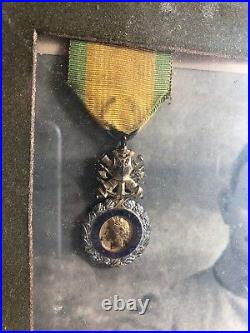 Ancien cadre avec photo de poilu + médailles croix de guerre et mérite WW1 14-18