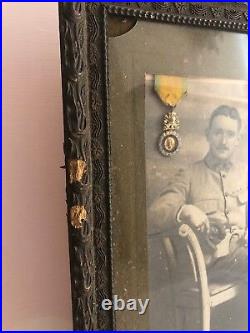 Ancien cadre avec photo de poilu + médailles croix de guerre et mérite WW1 14-18