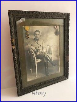 Ancien cadre avec photo de poilu + médailles croix de guerre et mérite WW1 14-18