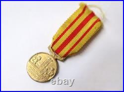 Ancienne série de 10 Médailles miniatures réductions dont deux broches militaire