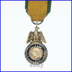 Beau modèle miniature de la médaille militaire du Second Empire. Bombée des deu