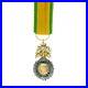 Belle-et-rare-medaille-militaire-en-miniature-Modele-bombee-Centre-en-trois-01-em