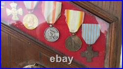 CADRE contenant médailles militaires 39/45 et SNCF + médailles en bronze