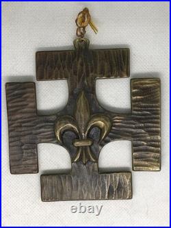 Croix De Scouts En Bronze Avec Une Fleur De Lys En Sont Centre