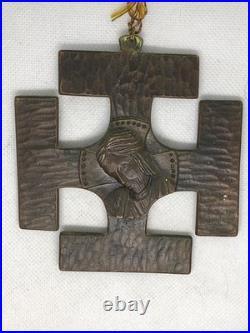 Croix De Scouts En Bronze Avec Une Fleur De Lys En Sont Centre