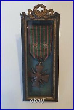Croix de Guerre 1914-1917, deux étoiles, dans un cadre gravé au dos