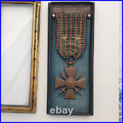 Croix de Guerre 1914-1917, deux étoiles, dans un cadre gravé au dos