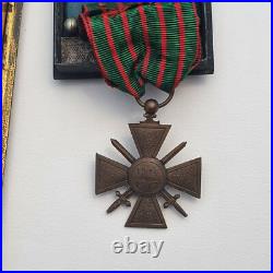 Croix de Guerre 1914-1917, deux étoiles, dans un cadre gravé au dos