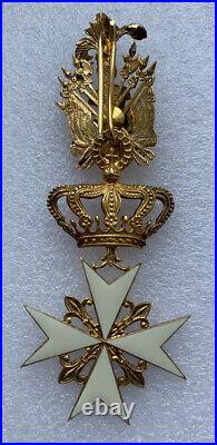 Croix de Malte, en métal doré et émail. Environ 5 x 12 cm, sans ruban