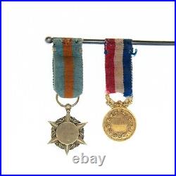 Deux médaille miniatures Médaille d'honneur du sauvetage en or. Ruban