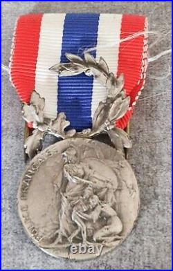 Gros lot médailles insignes décorations plaques barettes fourragère militaria