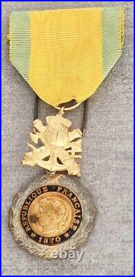 Gros lot médailles insignes décorations plaques barettes fourragère militaria