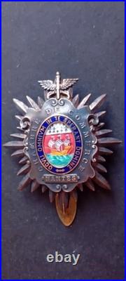 Insigne de la Chambre de Commerce de Nantes. Vermeil, émaux peints. Obsolète