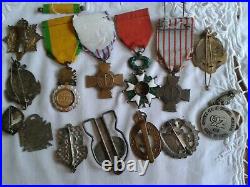LOT MEDAILLES & INSIGNES MILITAIRES Légion d'honneur, Croix de Guerre, militaria