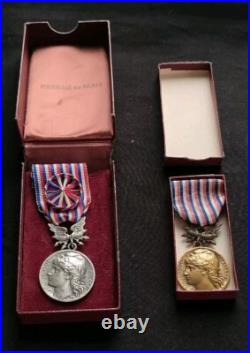 Lot 2 Médailles D'honneur Postes Télécommunications Attribuées Bronze + Argent