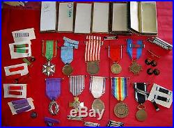 Lot Medailles, Insignes, Boites Vides, Rubans, Briquet, Fouragere Et Divers