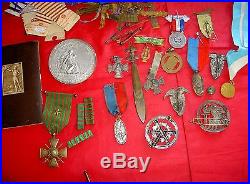 Lot Medailles, Insignes, Boites Vides, Rubans, Briquet, Fouragere Et Divers