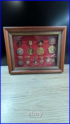 Lot de 10 anciennes epinglettes / Broches / Insigne soviétiques dans cadre Rare