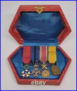 Lot de 4 médailles de décoration militaire / quelques défauts d'émail /