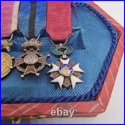 Lot de 4 médailles de décoration militaire / quelques défauts d'émail /