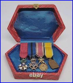 Lot de 4 médailles de décoration militaire / quelques défauts d'émail /