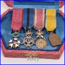 Lot de 4 médailles de décoration militaire / quelques défauts d'émail / belge