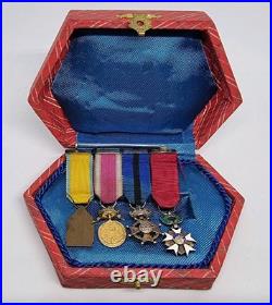 Lot de 4 médailles de décoration militaire / quelques défauts d'émail / belge