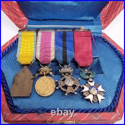 Lot de 4 médailles de décoration militaire / quelques défauts d'émail / belge
