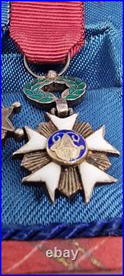 Lot de 4 médailles de décoration militaire / quelques défauts d'émail / belge