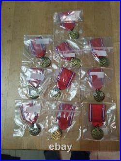 Lot de 50 Medailles Verdun On Ne Passe pas 1916 Aux Heros De Verdun fab. Recente