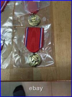 Lot de 50 Medailles Verdun On Ne Passe pas 1916 Aux Heros De Verdun fab. Recente