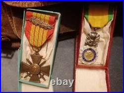 Lot de couvre-chefs et médailles militaires française