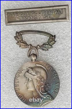 MEDAILLE COLONIALE + AGRAFE AFRIQUE OCCIDENTALE FRANCAISE poinçon 2 en relief